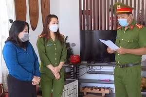 Cơ quan công an đọc lệnh bắt Lã Thị Vân. Ảnh: Công an Gia Lai.