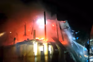 Nhà kho Trường Tiểu học Lê Hồng Phong bốc cháy vào rạng sáng.