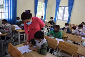 Cô giáo Y Dung luôn lắng nghe, chia sẻ với học trò.