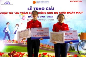 Hai học sinh đạt giải Nhì Cuộc thi “An toàn giao thông cho nụ cười ngày mai”.