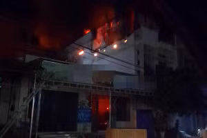 Đám cháy bùng vào lúc rạng sáng khiến nhiều đồ dùng điện tử bị thiêu rụi.