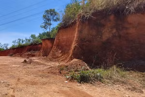 Một điểm khai thác đất trái phép tại huyện Ngọc Hồi.