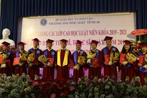 Các học viên cao học và nghiên cứu sinh trong ngày nhận bằng