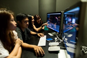 Sinh viên RMIT đang trải nghiệm sản xuất phim kỹ thuật số trong phòng studio