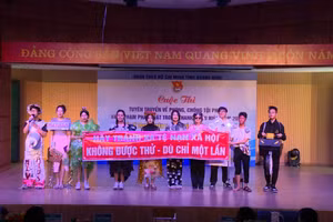 Phần thi giới thiệu của đội thi TP Cẩm Phả.