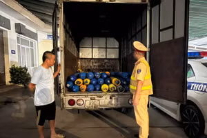 Cảnh sát giao thông phát hiện xe chở 89 bình khí cười không rõ nguồn gốc.