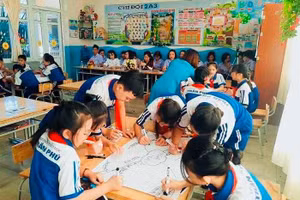 Học sinh Trường Tiểu học Trần Phú (TP Uông Bí) vận dụng sơ đồ tư duy trong phần thực hành tìm hiểu nghề nghiệp.