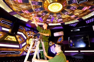 Lực lượng công an kiểm tra hoạt động của thiết bị báo cháy tự động tại một cơ sở karaoke trên địa bàn TP Hạ Long hồi tháng 11.