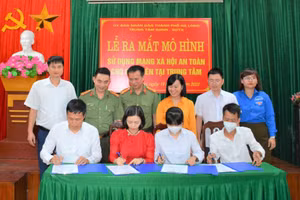 Đại diện nhà trường, phụ huynh và học viên ký cam kết triển khai thực hiện thí điểm mô hình.