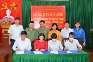 Đại diện nhà trường, phụ huynh và học viên ký cam kết triển khai thực hiện thí điểm mô hình.