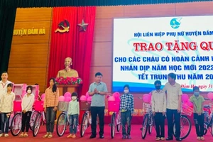 Có 8 em học sinh được tặng xe đạp nhân dịp năm học mới 2022-2023.