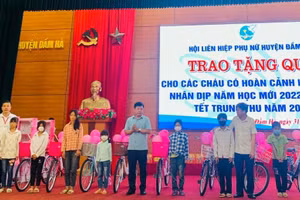 Có 8 em học sinh được tặng xe đạp nhân dịp năm học mới 2022-2023.