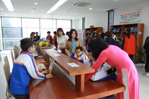 Các em học sinh đến Thư viện Quảng Ninh đọc sách.