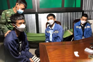 Nhóm người nước ngoài được đưa về Đồn Biên phòng Trà Cổ để điều tra.