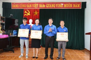 Bí thư Tỉnh đoàn Quảng Ninh, Hoàng Văn Hải trao Bằng khen và phần thưởng cho các đoàn viên dũng cảm cứu người.