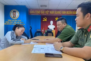 Đan đang khai nhận tại Công an cửa khẩu Cảng hàng không quốc tế Tân Sơn Nhất.