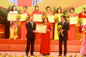 Ông Nguyễn Xuân Ký, Bí thư Tỉnh ủy, Chủ tịch HĐND tỉnh Quảng Ninh (bên trái) và ông Ngô Hoàng Ngân, Phó Bí thư Thường trực Tỉnh ủy, trao bằng khen của UBND tỉnh cho các nhà giáo tiêu biểu xuất sắc.