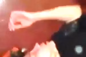 Người đàn ông liên tục đạp chân lên mặt vợ. Ảnh cắt từ clip.