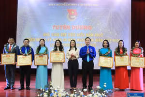 Ông Hoàng Văn Hải, Bí thư Tỉnh đoàn Quảng Ninh và bà Châu Hoài Thu, Phó Giám đốc Sở GD&ĐT Quảng Ninh tặng bằng khen của BCH Tỉnh đoàn cho các nhà giáo đạt danh hiệu nhà giáo trẻ tiêu biểu năm 2022.