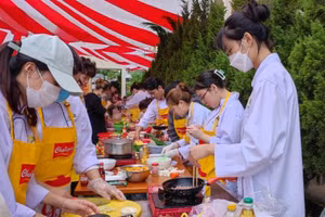 Các thí sinh tham gia phần thi "Sứ giả ẩm thực Quảng Ninh".