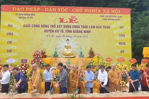 Các đại biểu và chư tăng động thổ xây dựng chùa Trúc Lâm đảo Trần.