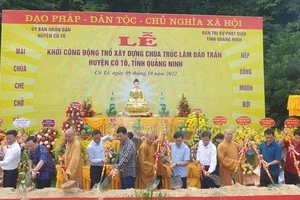 Các đại biểu và chư tăng động thổ xây dựng chùa Trúc Lâm đảo Trần.