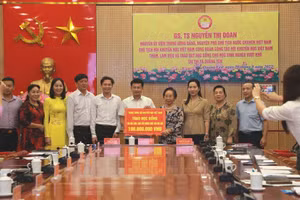 Nguyên Phó Chủ tịch nước Nguyễn Thị Doan trao 100 triệu đồng cho Hội khuyến học thị xã Quảng Yên.