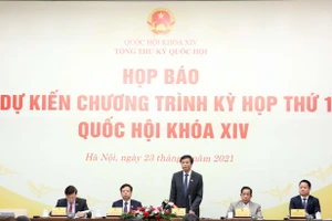 Tổng Thư ký Quốc hội Nguyễn Hạnh Phúc chủ trì họp báo.