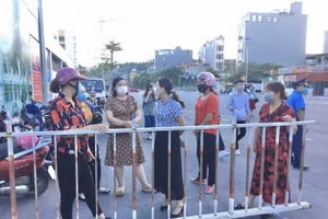 Chị Nguyễn Thị Ngát (trái) cùng các phụ huynh chờ con tại điểm thi.