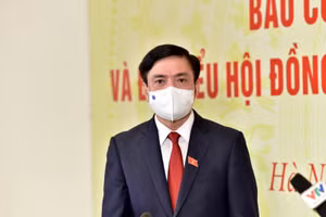 Ông Bùi Văn Cường thông tin tới báo chí về tình hình bầu cử.