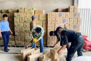 Tổ liên ngành kiểm tra số hàng hoá tạm giữ (ảnh: Tiến Tầm)