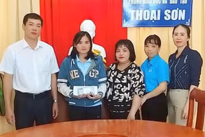 Thầy Nguyễn Anh Tuấn - Phó trưởng Phòng GD&ĐT Thoại Sơn chuyển trao tiền của đồng nghiệp cùng các nhà hảo tâm và bạn đọc Báo GD&TĐ cho cô Đỗ Thị Thanh Thẩm. 