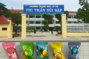 15 học sinh Trường THCS thị trấn Núi Sập (Thoại Sơn, An Giang) ăn "kẹo lạ" phải nhập viện đã trở lại trường học.