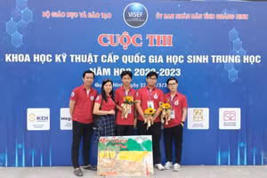 Giáo viên hướng dẫn và học sinh An Giang đoạt giải Nhất, giải Nhì Cuộc thi KHKT năm học 2022 - 2023. 