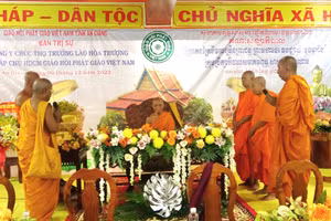 Lễ dâng y chúc thọ trưởng lão hòa thượng Chau Ty.