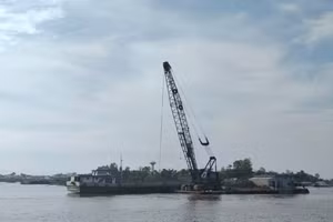 Cần cẩu khai thác cát trên sông Hậu thuộc địa bàn tỉnh An Giang.