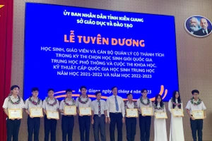  Sở GD&ĐT Kiên Giang trao thưởng cho học sinh đạt giải cao Kỳ thi chọn HSG cấp quốc gia năm học 2022 - 2023.