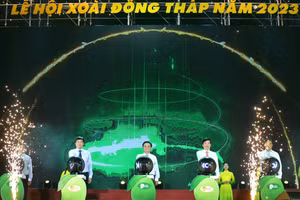 Các đại biểu thực hiện nghi thức khai mạc lễ hội xoài Đồng Tháp năm 2023.