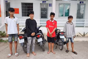 Nhóm thanh thiếu niên bị bắt quả tang sử dụng trái phép chất ma túy (ảnh: Tiến Tầm)