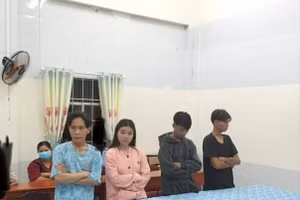 Các thanh niên tại cơ quan công an.