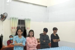 Các thanh niên tại cơ quan công an.