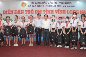 Vĩnh Long tặng quà cho học sinh khó khăn.