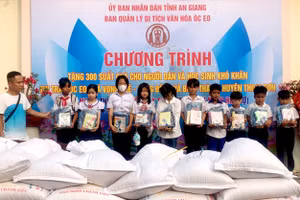 BQL Di tích Văn hóa Óc Eo An Giang trao tặng 300 phần quà cho người nghèo và học sinh khó khăn 