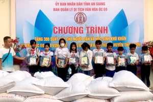 BQL Di tích Văn hóa Óc Eo An Giang trao tặng 300 phần quà cho người nghèo và học sinh khó khăn 