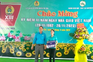 Trao nhà 'Mái ấm Công đoàn' nhân Ngày Nhà giáo Việt Nam 20/11