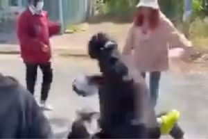 Học sinh bị đánh (ảnh cắt clip).