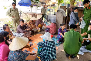 Các đối tượng đánh bạc bị bắt quả tang tại hiện trường (ảnh: Tiến Tầm) 