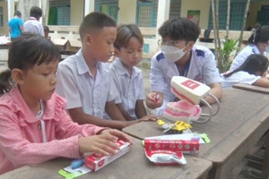 An Giang khám bệnh, cấp thuốc miễn phí và tặng quà cho học sinh Khmer khó khăn huyện Tri Tôn.