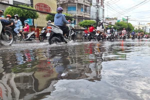 Mưa kéo dài làm một số tuyến đường trung tâm TP Long Xuyên (An Giang) bị ngập nặng. Ảnh: Trọng Nhân