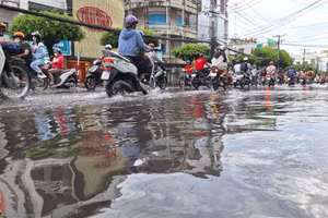 Mưa kéo dài làm một số tuyến đường trung tâm TP Long Xuyên (An Giang) bị ngập nặng. Ảnh: Trọng Nhân